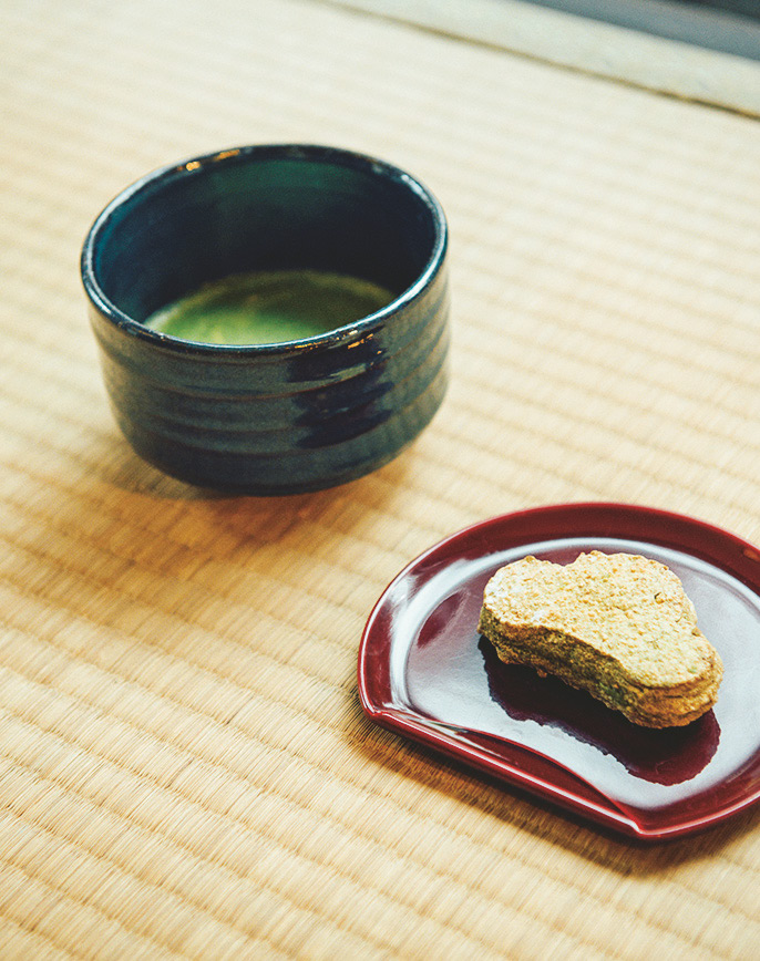 到着したお客様に供す、おうすとお付き菓子。函館の銘菓「松のみどり」は抹茶風味の味わい。