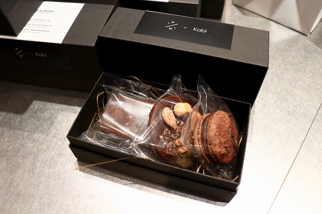「黒豆のチョコレートケーキ／柚子と焙じ茶のチョコレートクッキー／発酵ベリーのチョコレートマカロン」1,500円、250個 限定。
