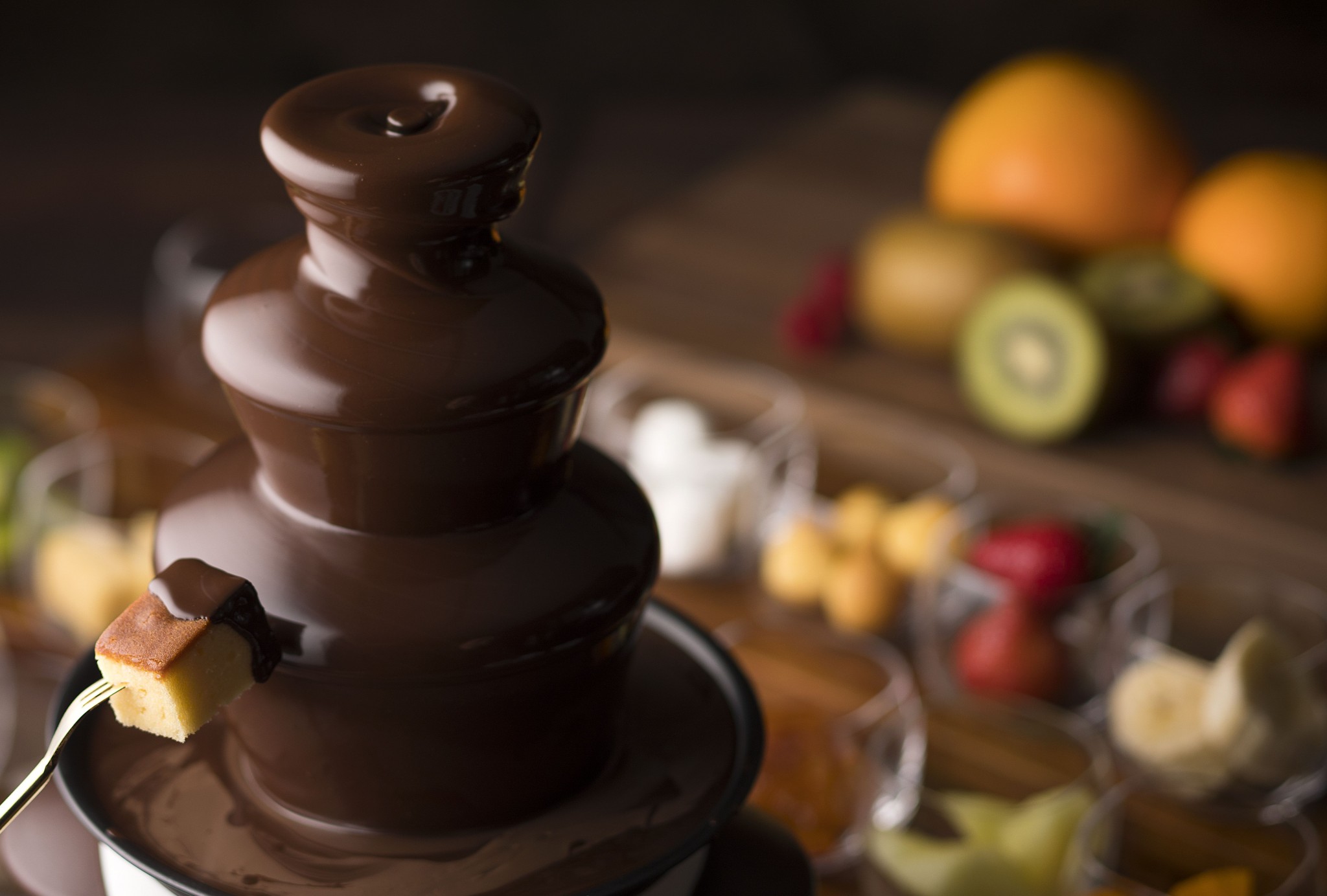 チョコレートファウンテンはテーブルごとにマシンが運ばれてくる。