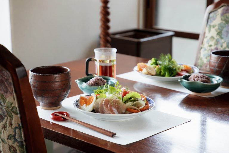 新鮮な野菜・果物・玄米を中心に、訪れる人に合わせた朝食を用意してくれる。