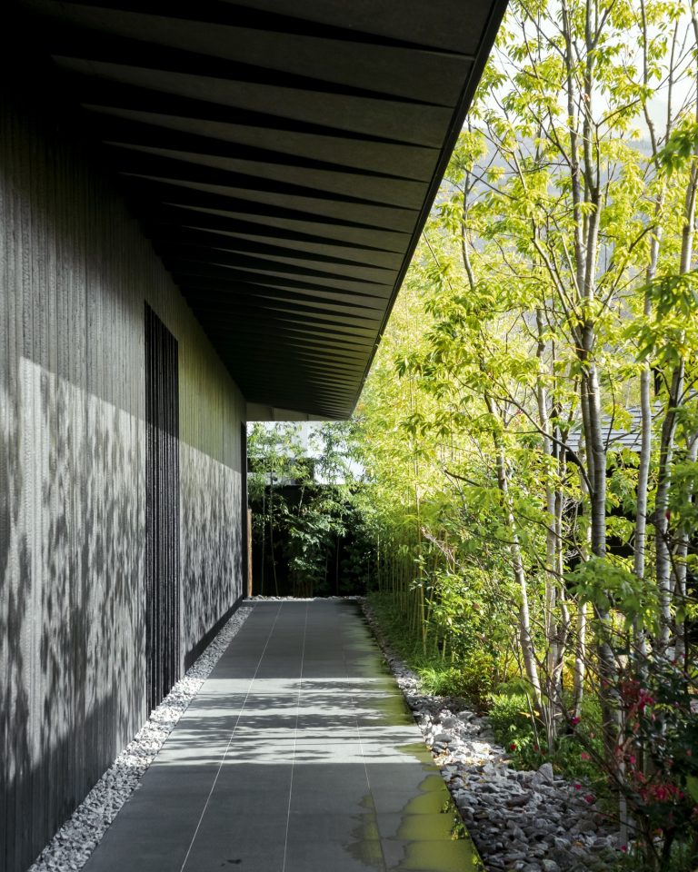 焼杉を使った黒い外壁は、由布院の四季折々の景色を際立たせてくれる。