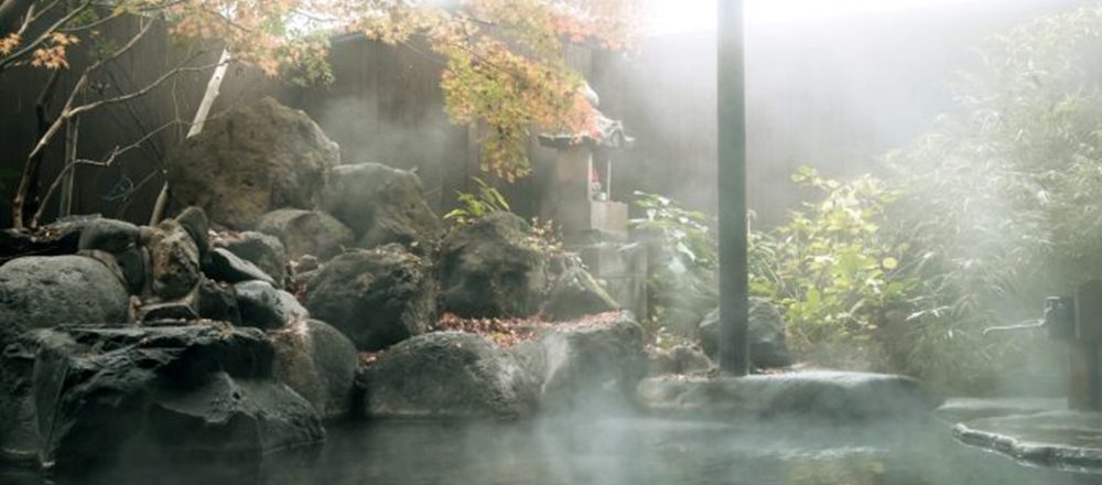 自慢の天然温泉を貸切で満喫!大分・湯布院旅行なら、老舗旅館〈いよとみ〉がおすすめ。