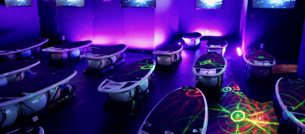 サーフエクササイズにニューウェーブ到来!〈Surf Fit Studio 渋谷店〉に暗闇専門スタジオが誕生。