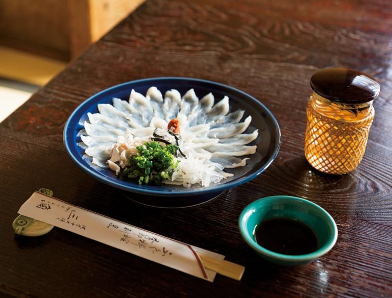美しい菊花盛りの「フグ刺し」2,900円は「ひれ酒」820円をお供に。 DMA-IMG_0491-768x584
