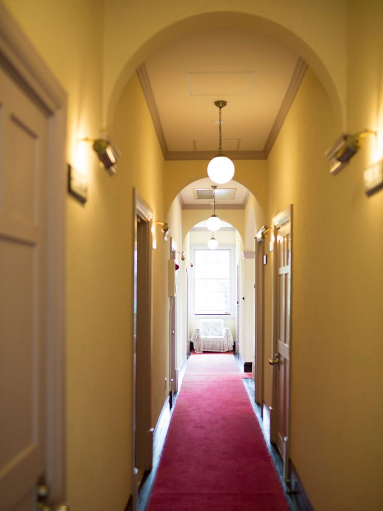 館内の廊下でよく目にするアーチの数々。この柔らかな曲線が館内の優雅さを醸し出している。