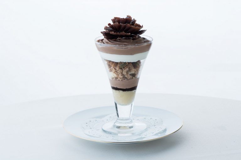 「チョコレートパフェ」2,052円(税込)。「花のように美しいパフェ。 軽い食感も印象的。」 5cfe9cd585ca95a7a6921c488ee21a72