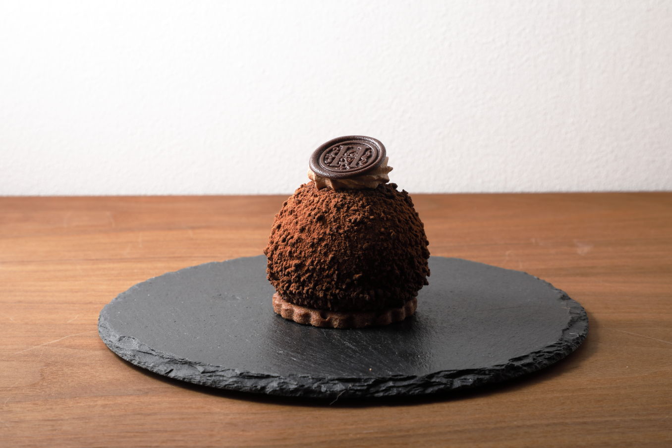 オリジナルチョコレートをふんだんに使用した、風味豊かなチョコレートケーキ「ガイア71」580円。