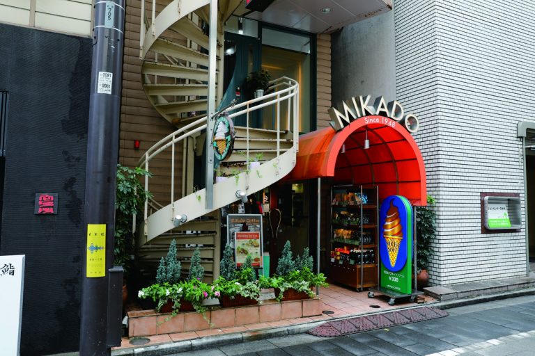 1階はヨーロッパスタイルのスタ ンド式&テイクアウト。 MG_0046atari