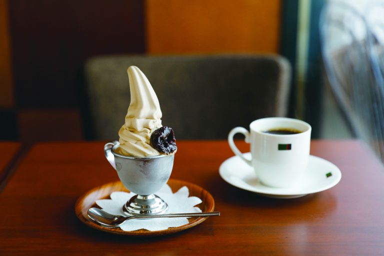 「モカソフト」480円。カップにはプルーンのシロップ漬けをのせる。「日本橋ぶれんど」430円(各税込)。 MG_0077atari