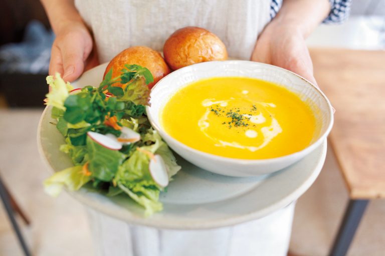 本日のスーププレート900円。スープは、旬の野菜を使用。写真は、新玉ねぎと人参のスープ。