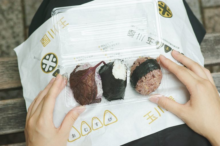 左から、しそおにぎり、おかかむすび、美人むすび 各130円(税込) DSC03505-768x512