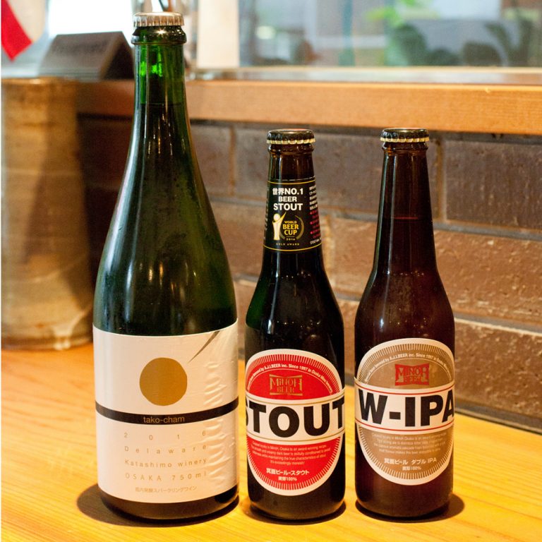 大阪の地酒も各種あり。「箕面ビール」750円〜、たこ焼きに合わせたスパークリング「たこシャン」ボトル5,500円