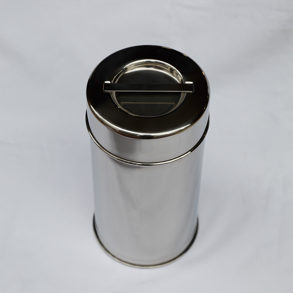「ステンレス製丸缶2.5リットル」φ12×H23㎝　3,800円。　