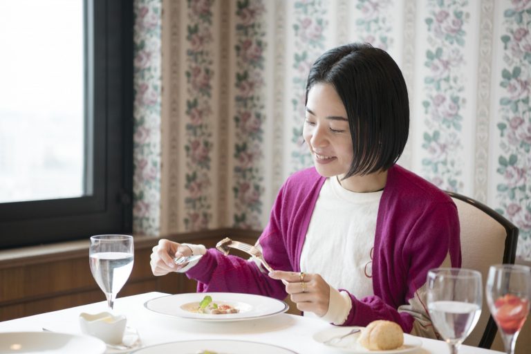 高級食材をふんだんに使用したメインディッシュに思わず笑みがこぼれます KUR9395