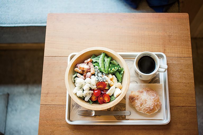 オリジナルサラダの定番「ベーコンコブ」にパンとコーヒーがついたランチAセット1,300円 KOE-026atari-768x512
