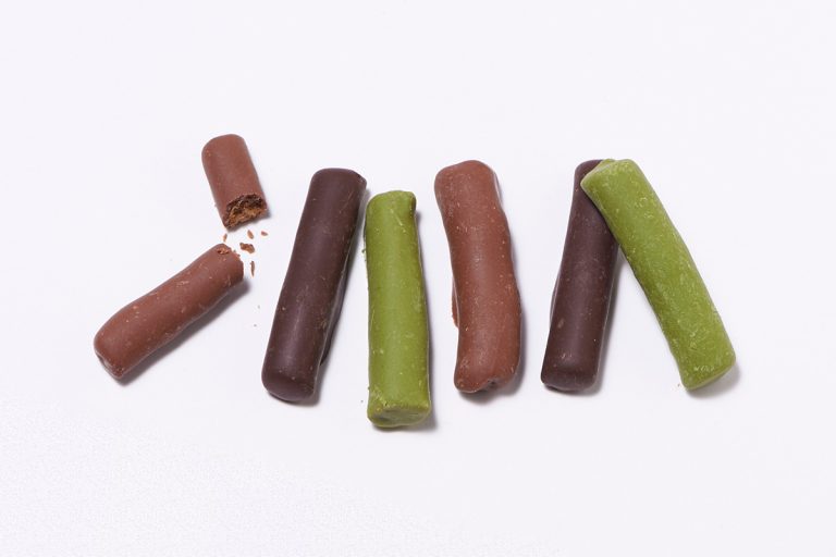 京都の麩にチョコレートをコーティングしたシリーズ「梢」。「ココア」「紅茶」「抹茶」各50g 700円 413651