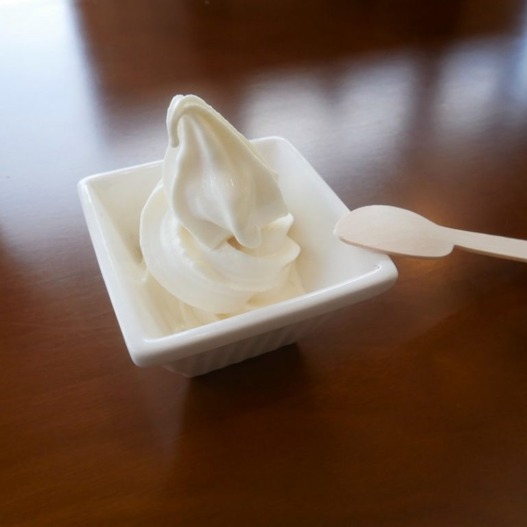 写真は試食用ですが、実際はカップかコーンを選択。 sweet-yufuin11