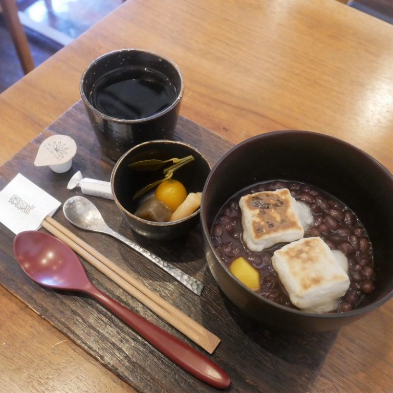 暖かくなると、冷やしぜんざいに変更になるほど人気のメニュー。 sweet-yufuin25