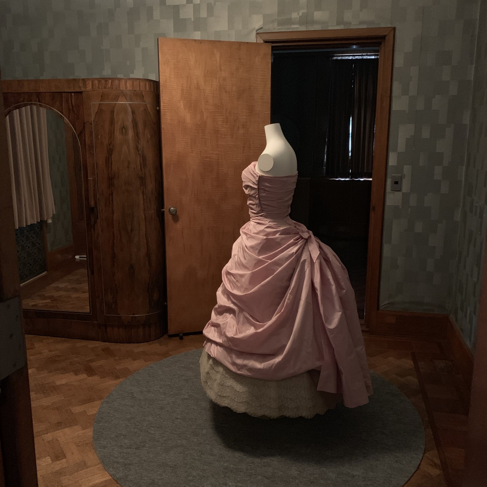 クリストバル・バレンシアガ「カクテルドレス」1955年（京都服飾文化研究財団）