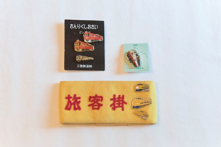 「夫も鉄道ファンで、よくグッズを買ってきます。コレクターでなくても、その駅でしか手に入らないバッジなどは心をくすぐられますよね」(なかださん) HK0_6517_atari