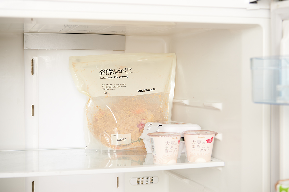 冷蔵庫にスペースがないとあきらめるなかれ。袋のまま立てて収納できるので、省スペースにも貢献。