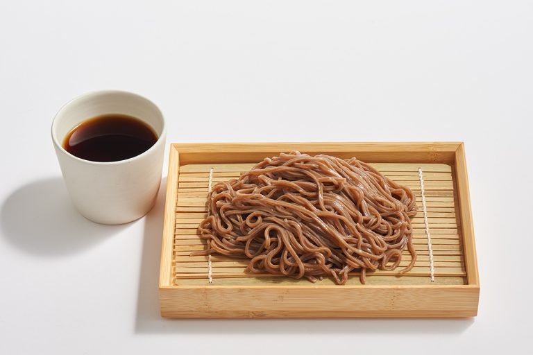 かつて、各家庭に置かれていた薬箱がモチーフの「越中赤箱くすしそば」3袋6食分2,300円 181217_HN13586
