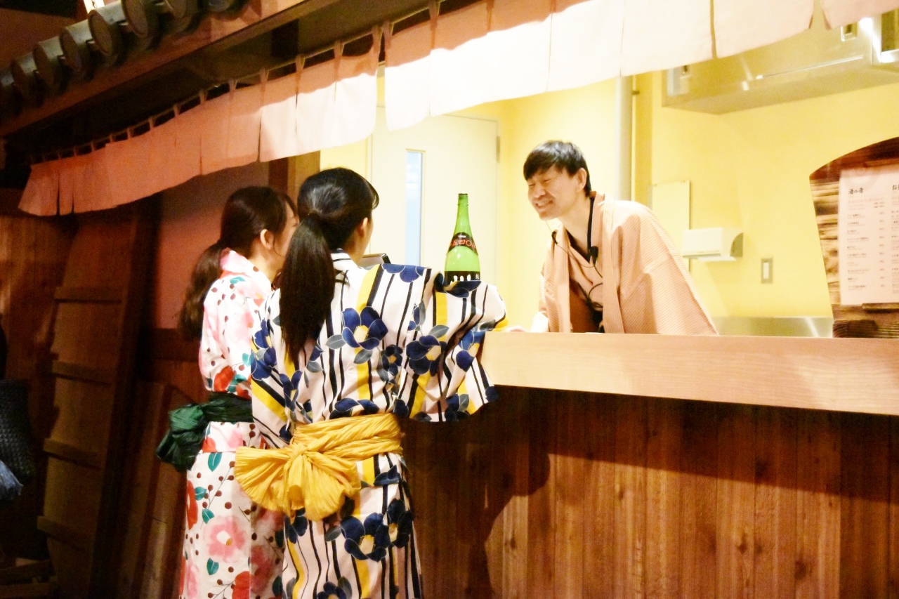 弁天通りに酒店を展開する「鴻池善右衛門」が選りすぐりの日本酒を紹介してくれる「角打ちショー」。