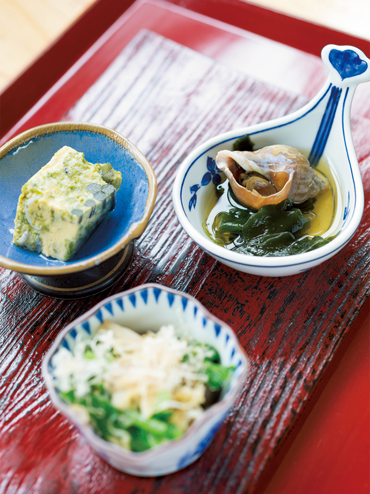 江ノ島の青海苔と坂ノ下のシラス、わらびの玉子豆腐。ツブ貝の磯煮と鎌倉産若布。大根葉、あさり、茸のおひたし。これにごはんと味噌汁、自家製ちりめん山椒付き。