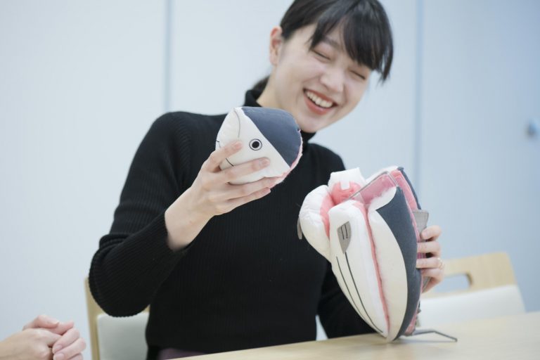 「カツオ解体君」を、アタマからもいでいく小谷さん。嬉しそう。 小谷実由