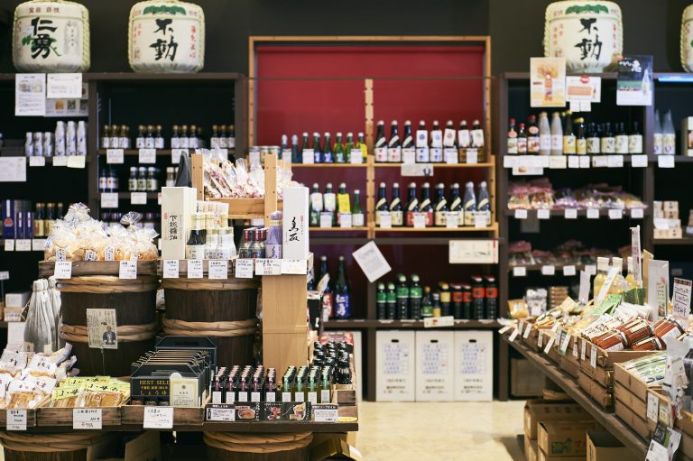 なるべく化学調味料や保存料が入っていないものを中心に400種が並ぶ。 CHI3644