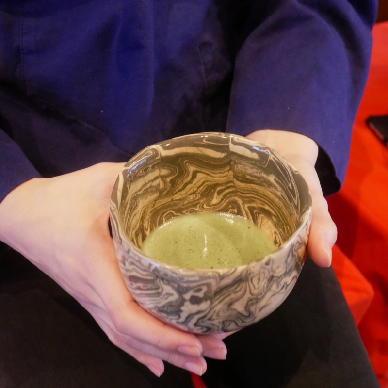 茶碗は、陶芸家・金理有さんの作品。