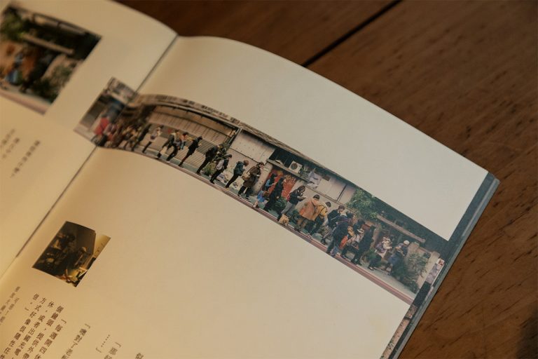 本棚にはマオさんのお気に入りの本や写真集がずらり。ランバロス・ジャー作の『水の生きもの』やヒガアロハの『しろくまカフェ』も。写真は移転前の〈時常在這裡〉の行列の様子がわかる冊子。どの本も自由に閲覧できる。 台北 時常在這裡