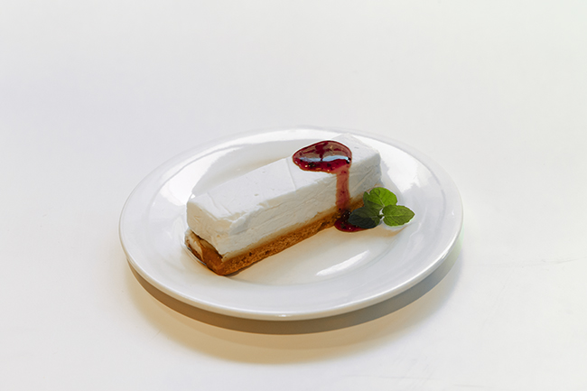 ブルーベリーのソースがアクセントになった「レアチーズケーキ」（420円）