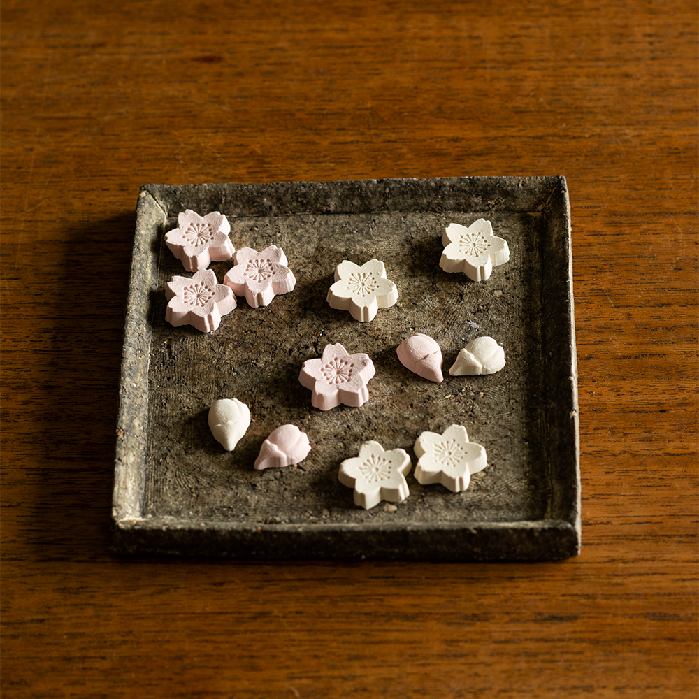 「吉野懐古」桜の花型28ケ曲物入り（889円）