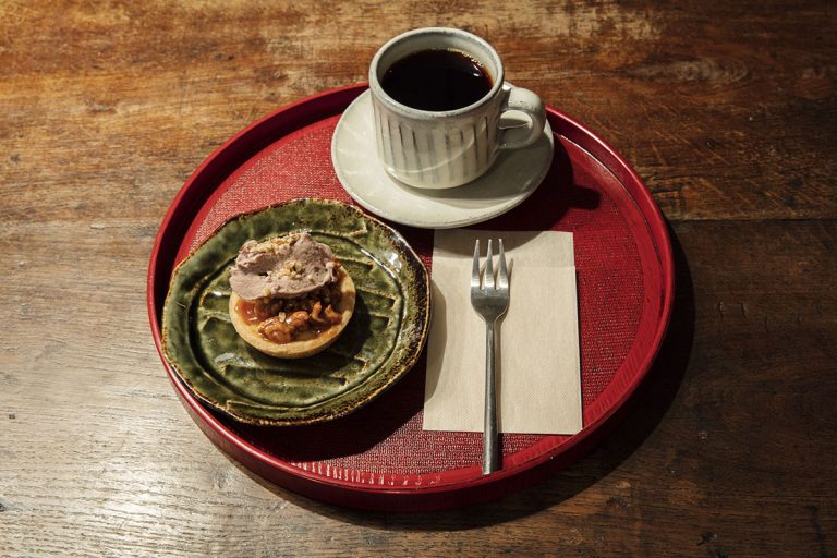 「季節のお菓子」より、信州ぐるみのタルト580円。コーヒーは特製の信楽焼で。680円