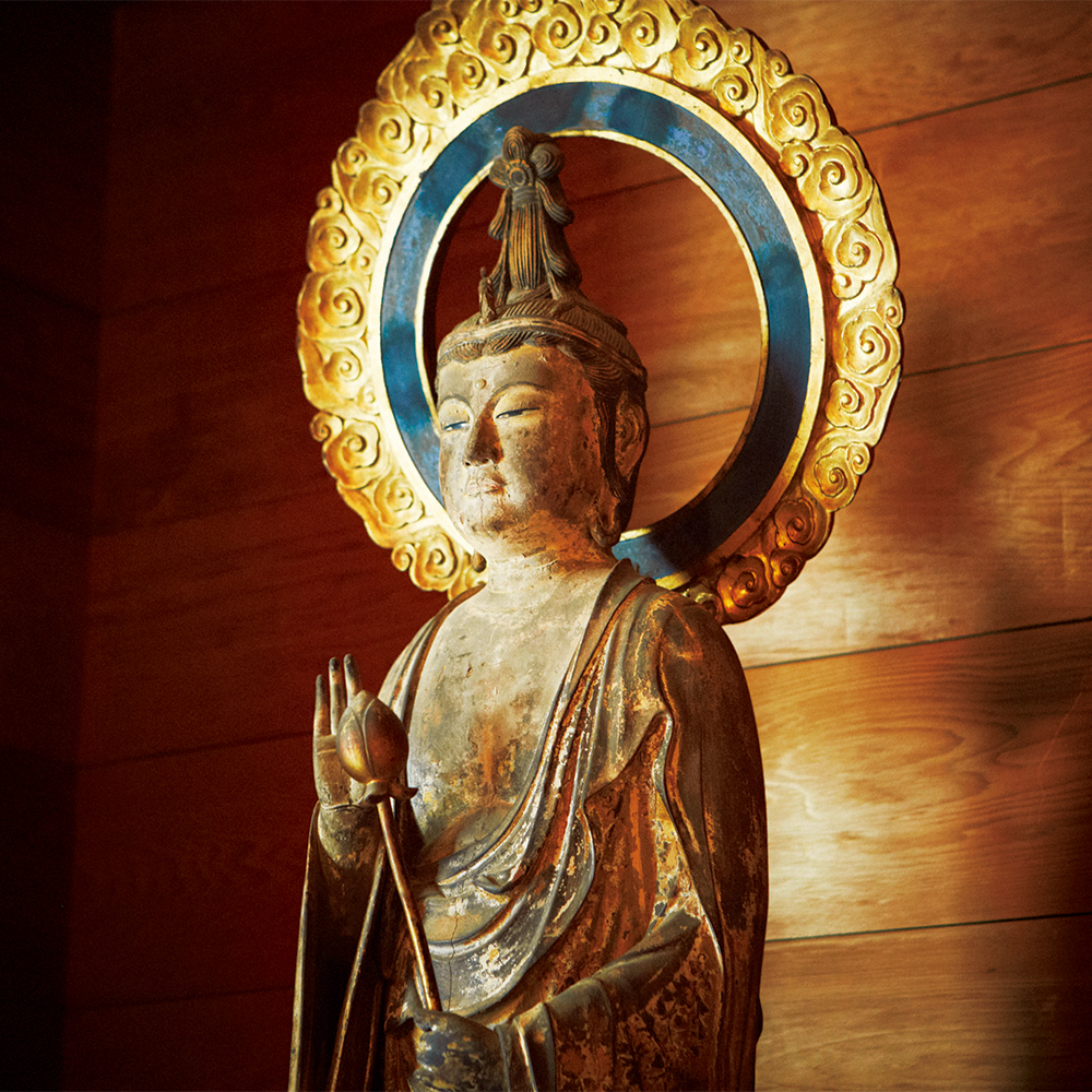 「松岡宝蔵」に鎮座する聖観音菩薩立像。その表情や佇まいは繊細にして優美。国の重要文化財に指定されている。