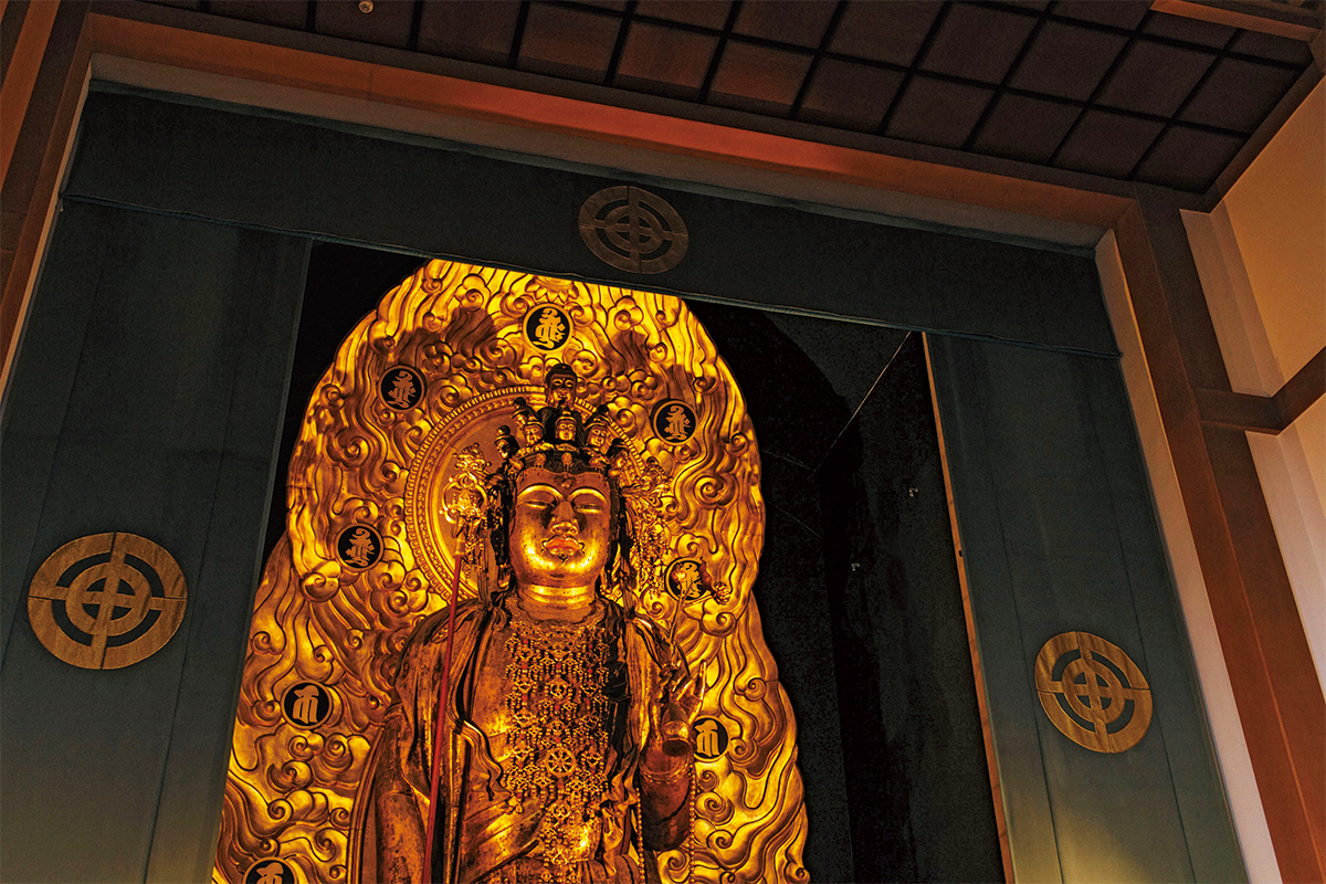 ご本尊の十一面観音菩薩像。日本最大級の木彫像で「長谷観音」の名で親しまれる。
