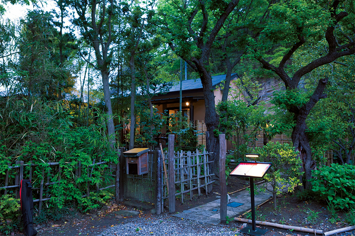 北鎌倉の山際、閑静な住宅街にあるフランス料理店。