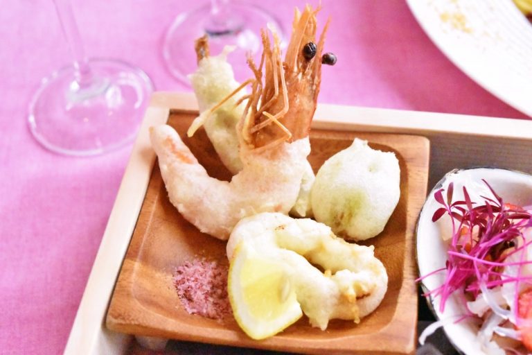 「桜魚“ワカサギ”と山菜のフリット バジル風味のタルタルと桜塩で」。
