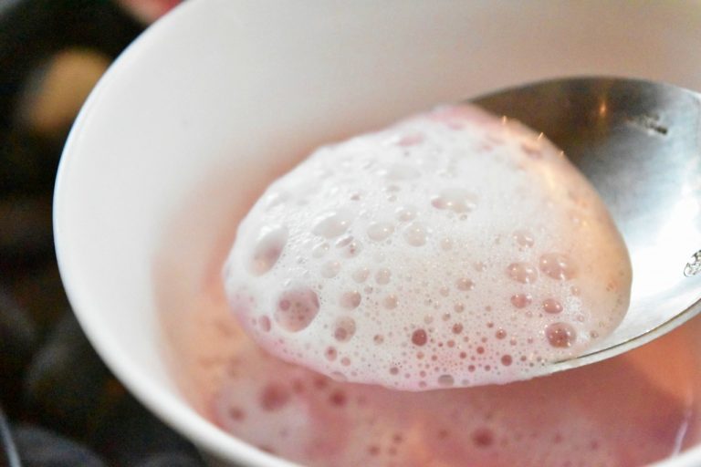 カプチーノ風のフォームがマイルドな口あたりの「紅芯大根の桜色クリームスープ」。