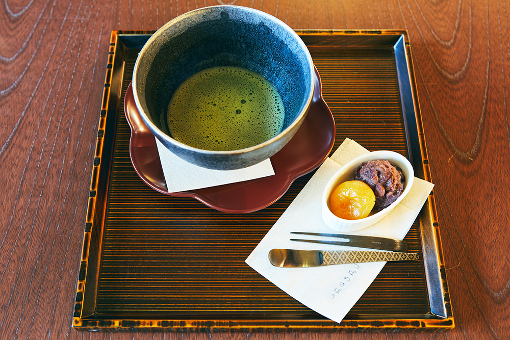 やさしい甘さの杏とつぶあんを添えた「お抹茶セット」800円。日本茶、焙じ茶、玄米茶なども充実。