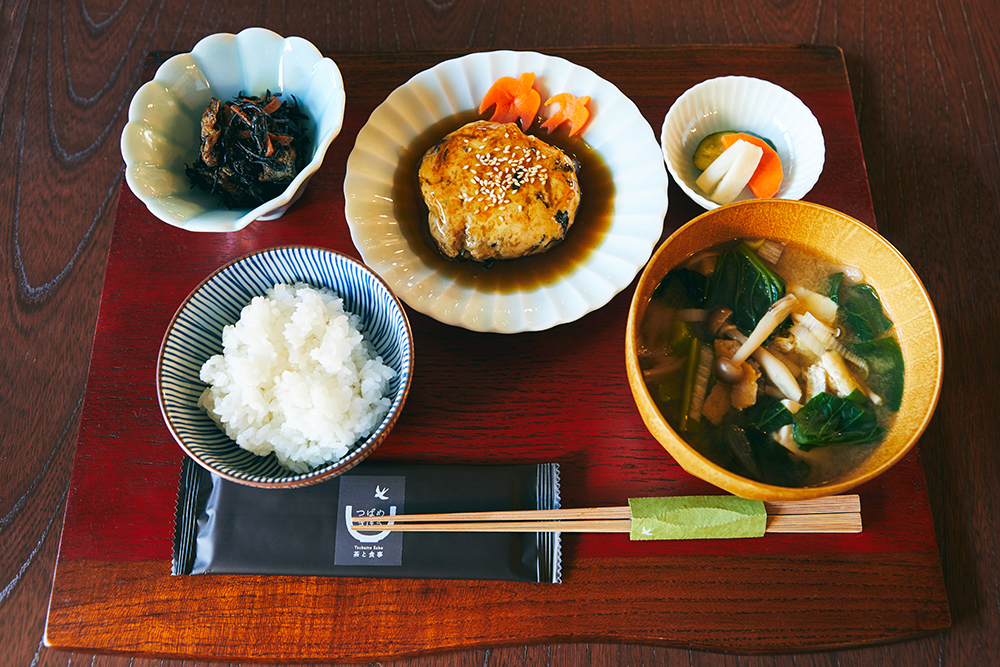 豆腐ハンバーグや生姜焼きなど、3種類から主菜を選べる「本日の御膳」900円。丁寧に手作りされたやさしい味が特徴。（4月より一部新メニューに変更予定）