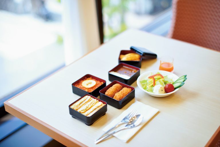 「一口かさね(三段重)」1,300円。1段300円~で追加できる。 DMA-1090tobira_024-768x512
