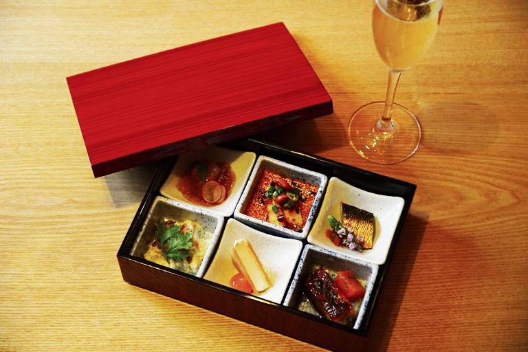 おすすめ一口前菜六種 和心漢菜の重箱盛り1名分1,800円。名物よだれ鶏など。 p55422aa60f89b50f71f2180f5af29744-768x512-1