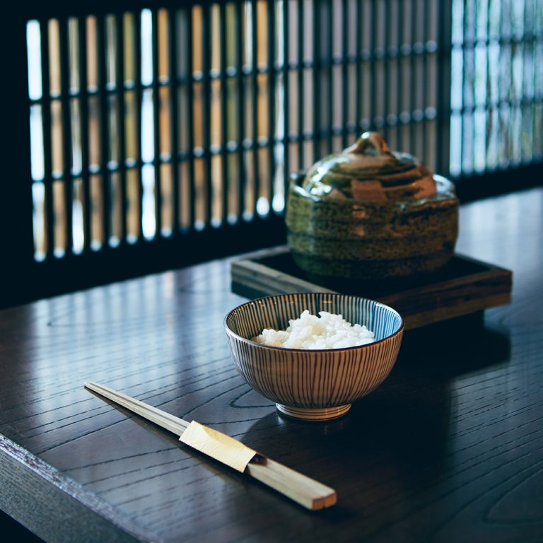 佐賀県西有田町から直送されたお米「さがびより」の炊きたて「土鍋ご飯」350円。一人前用の土鍋で20分ほどかけて炊くご飯は本当においしい。