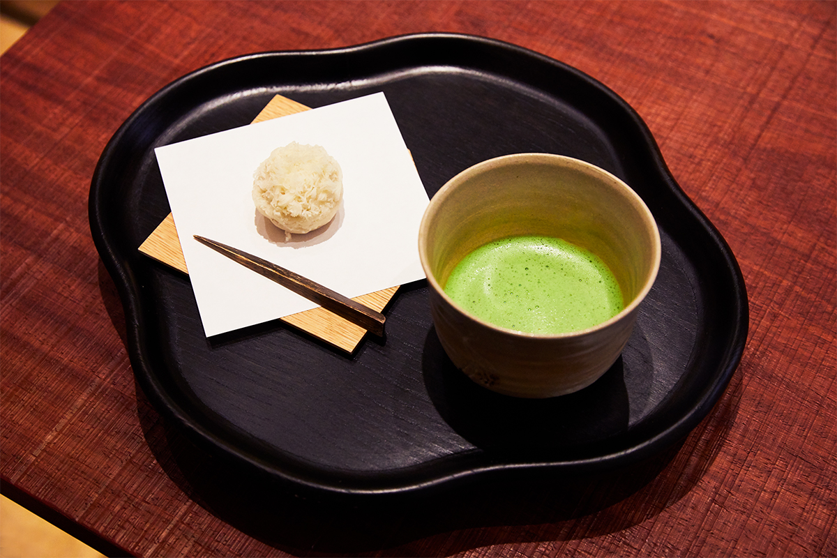 季節の主菓子とお茶のセット。「薄茶（白）」と「ゆり根きんとん」1,500円。主菓子は奈良の〈樫舎〉から届く。