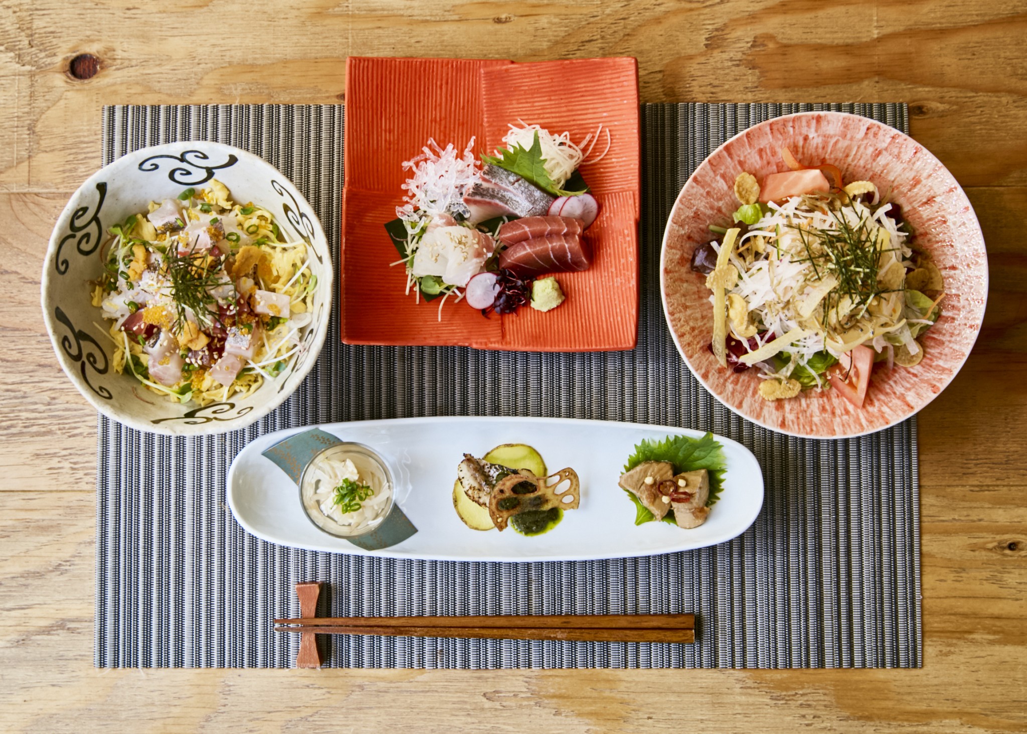 「ランチコース」、左から時計回りに「海鮮バラちらし丼」、「刺身盛り」、「サラダ」、「前菜3種」