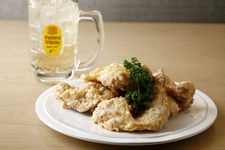 1階には朝・昼・晩と利用できるレストラン「ツナグ」が。名物はフライドチキンとハイボール。唐揚げ1ピース280円~。 京都 THE SHARE HOTELS RAKURO Kyoto