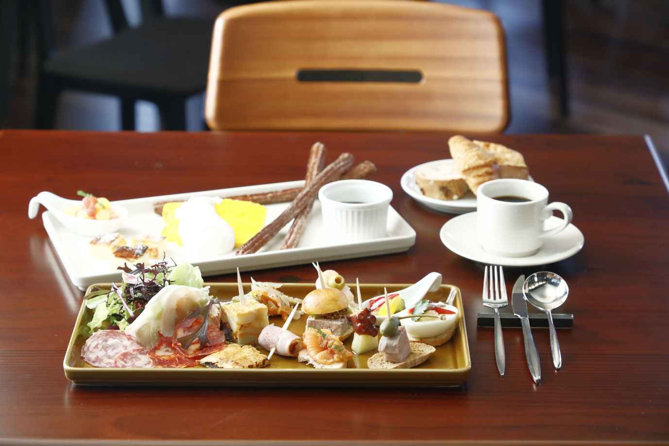 「富小路通Ⅱ」のバスク料理レストラン〈ラ ロトンダ〉ではピンチョススタイルの朝食を。