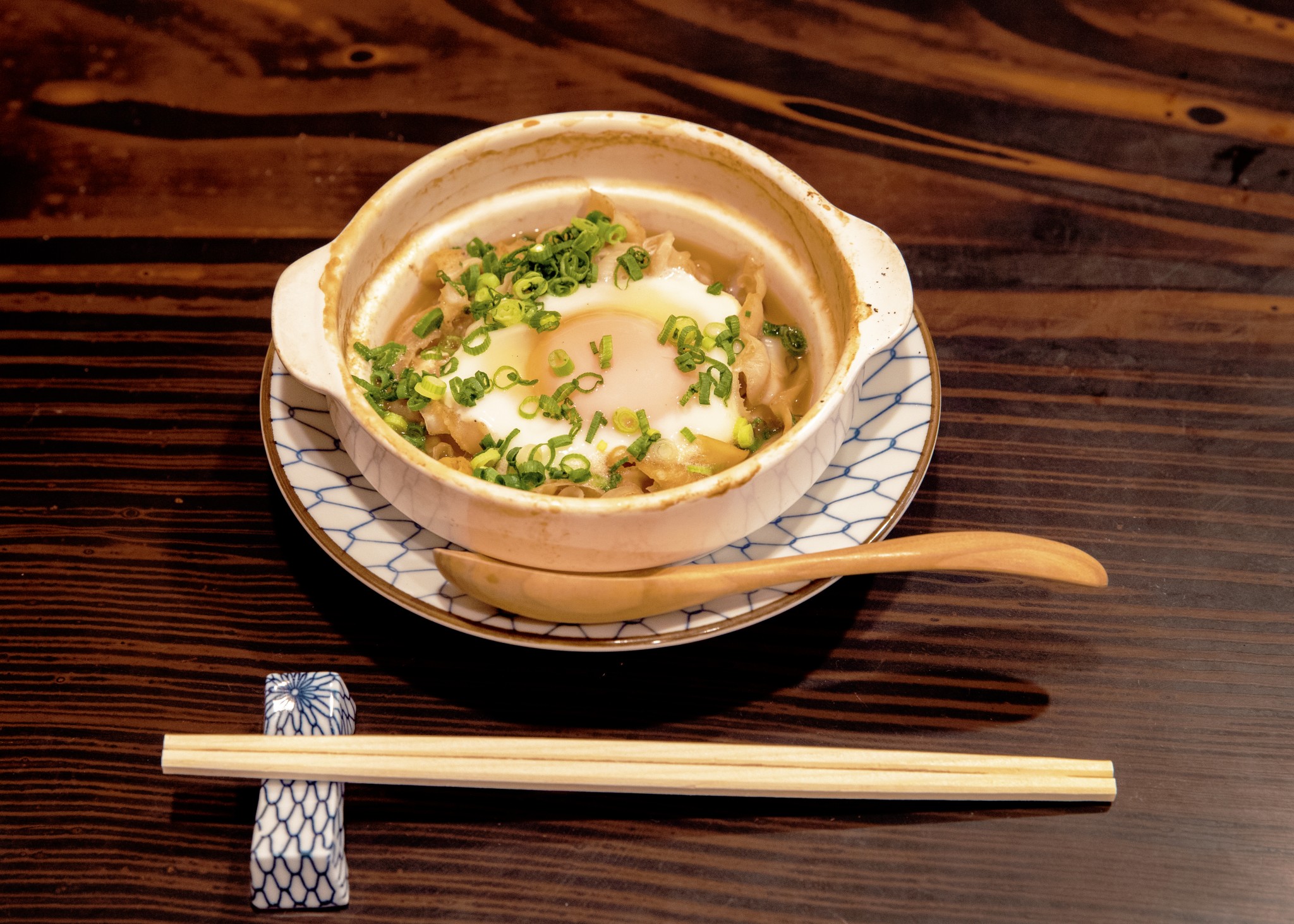 寿司はもちろん、さくっと作ってくれる一品料理もおいしい。「ホタテのひもの貝焼き風」648円がおすすめ。